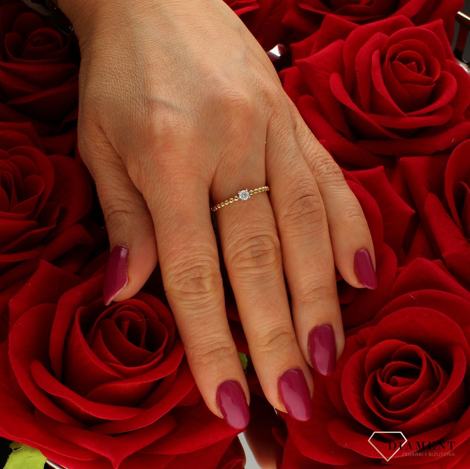 Złoty pierścionek 585 delikatne kuleczki z cyrkonią PI 5347 585.Złoty pierścionek w nietypowej odsłonie świetnie się sprawdzi na prezent z okazji urodzin, imienin czy rocznicy ślubu. Pierścionek można łączyć z inną biżuterią (4).jpg